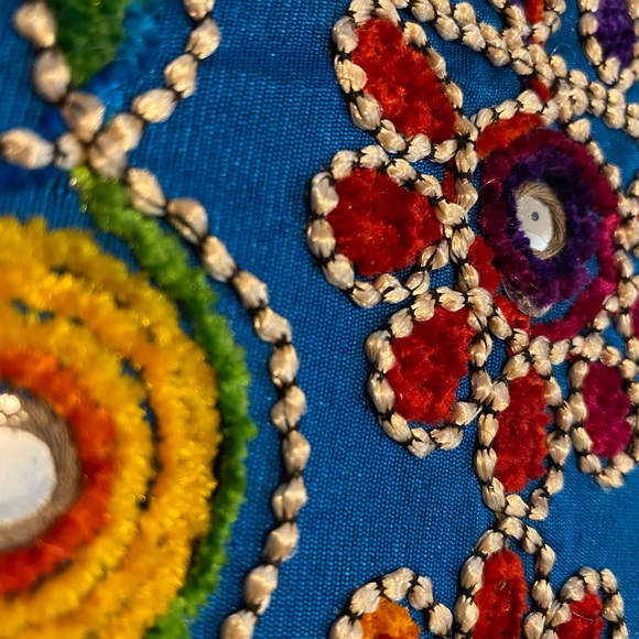 Hand embroidered clutch - Picture 4 of 6